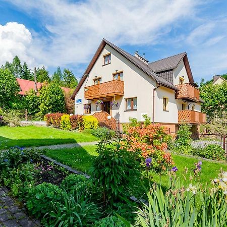 Apartament I Pokoje Goscinne U Lusi วีสวา ภายนอก รูปภาพ