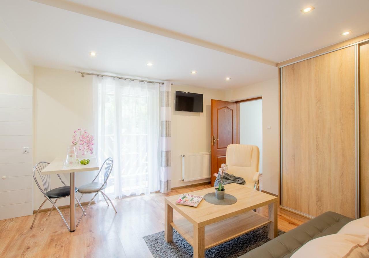 Apartament I Pokoje Goscinne U Lusi วีสวา ภายนอก รูปภาพ