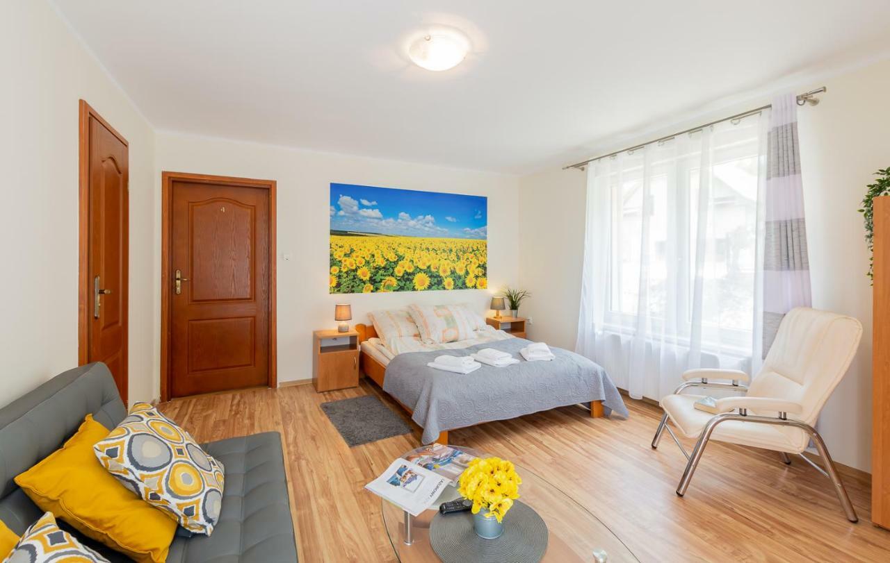 Apartament I Pokoje Goscinne U Lusi วีสวา ภายนอก รูปภาพ