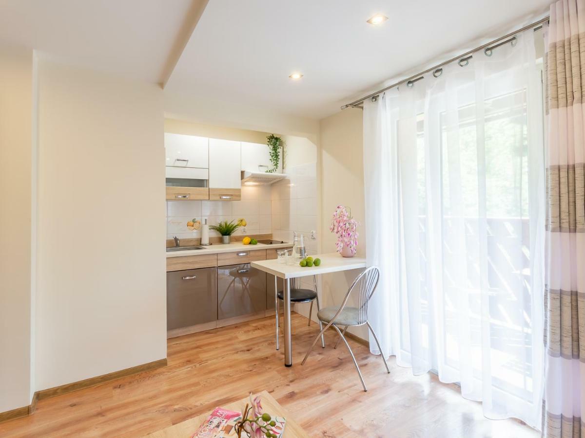 Apartament I Pokoje Goscinne U Lusi วีสวา ภายนอก รูปภาพ