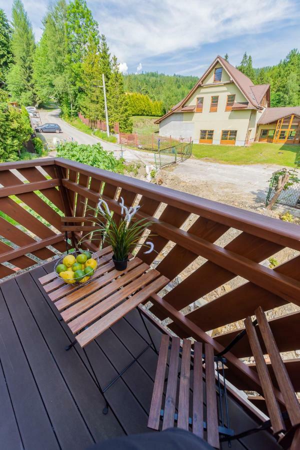 Apartament I Pokoje Goscinne U Lusi วีสวา ภายนอก รูปภาพ