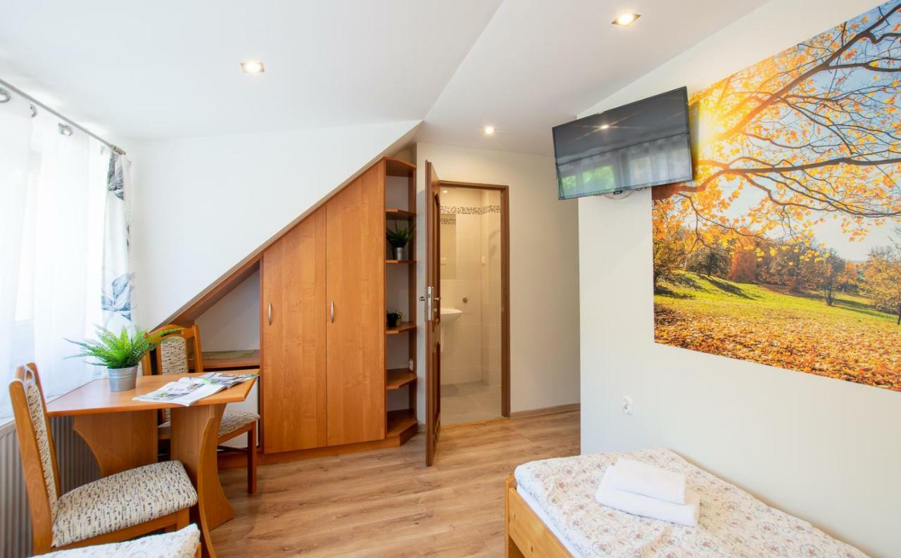 Apartament I Pokoje Goscinne U Lusi วีสวา ภายนอก รูปภาพ
