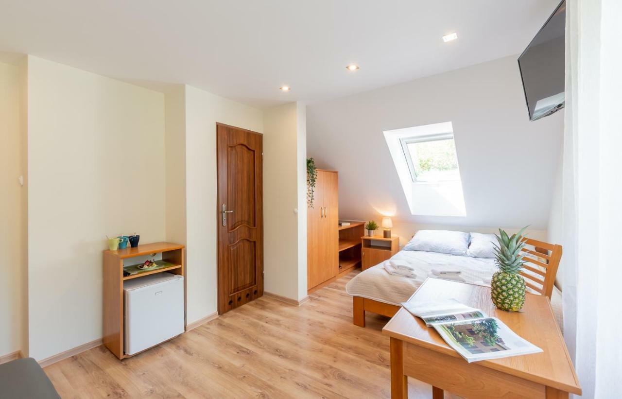Apartament I Pokoje Goscinne U Lusi วีสวา ภายนอก รูปภาพ
