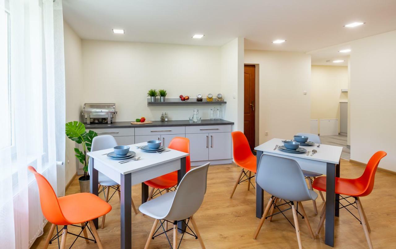 Apartament I Pokoje Goscinne U Lusi วีสวา ภายนอก รูปภาพ