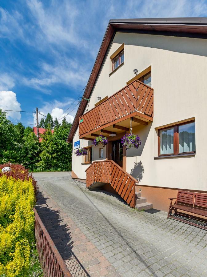 Apartament I Pokoje Goscinne U Lusi วีสวา ภายนอก รูปภาพ