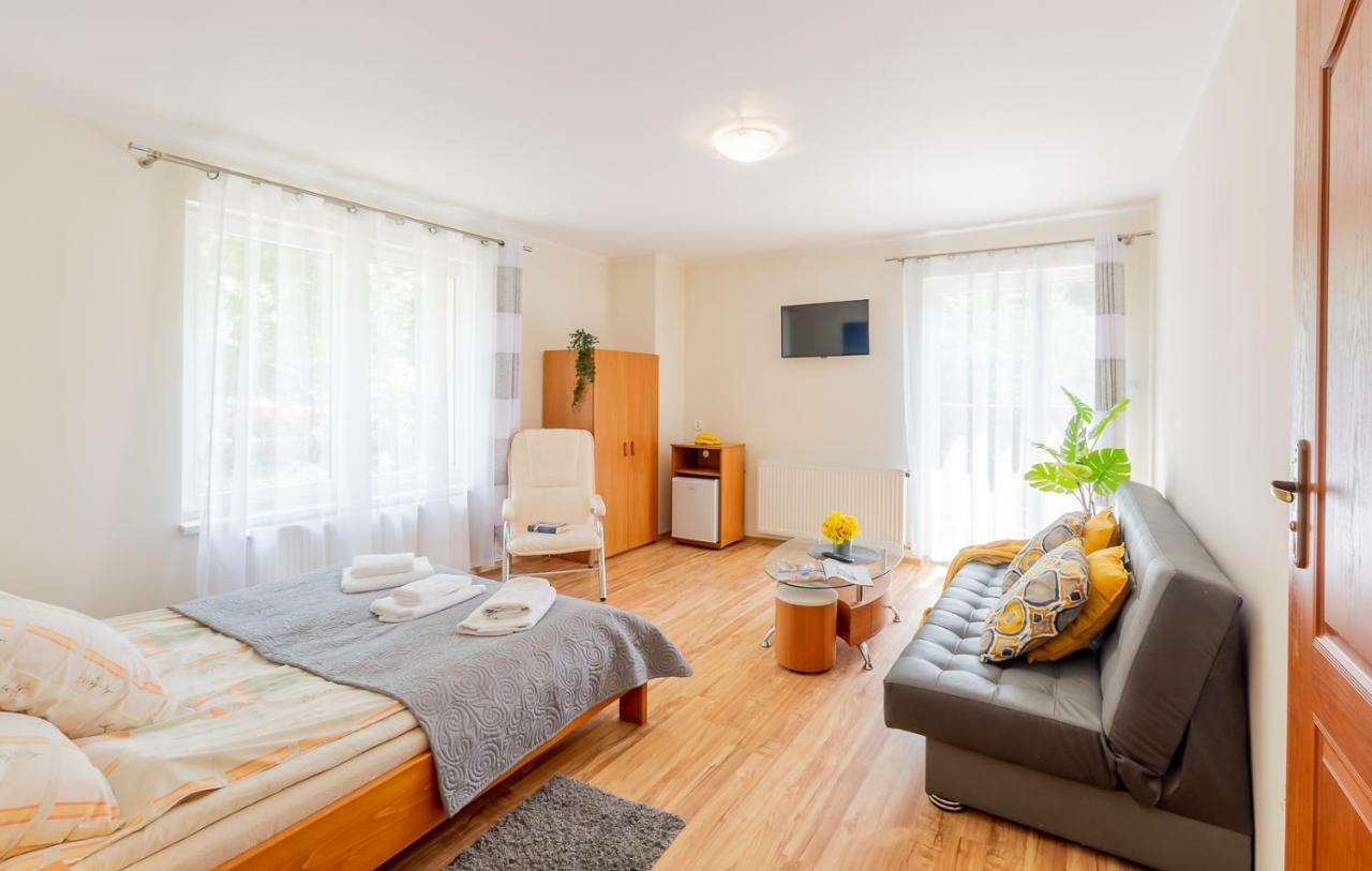 Apartament I Pokoje Goscinne U Lusi วีสวา ภายนอก รูปภาพ