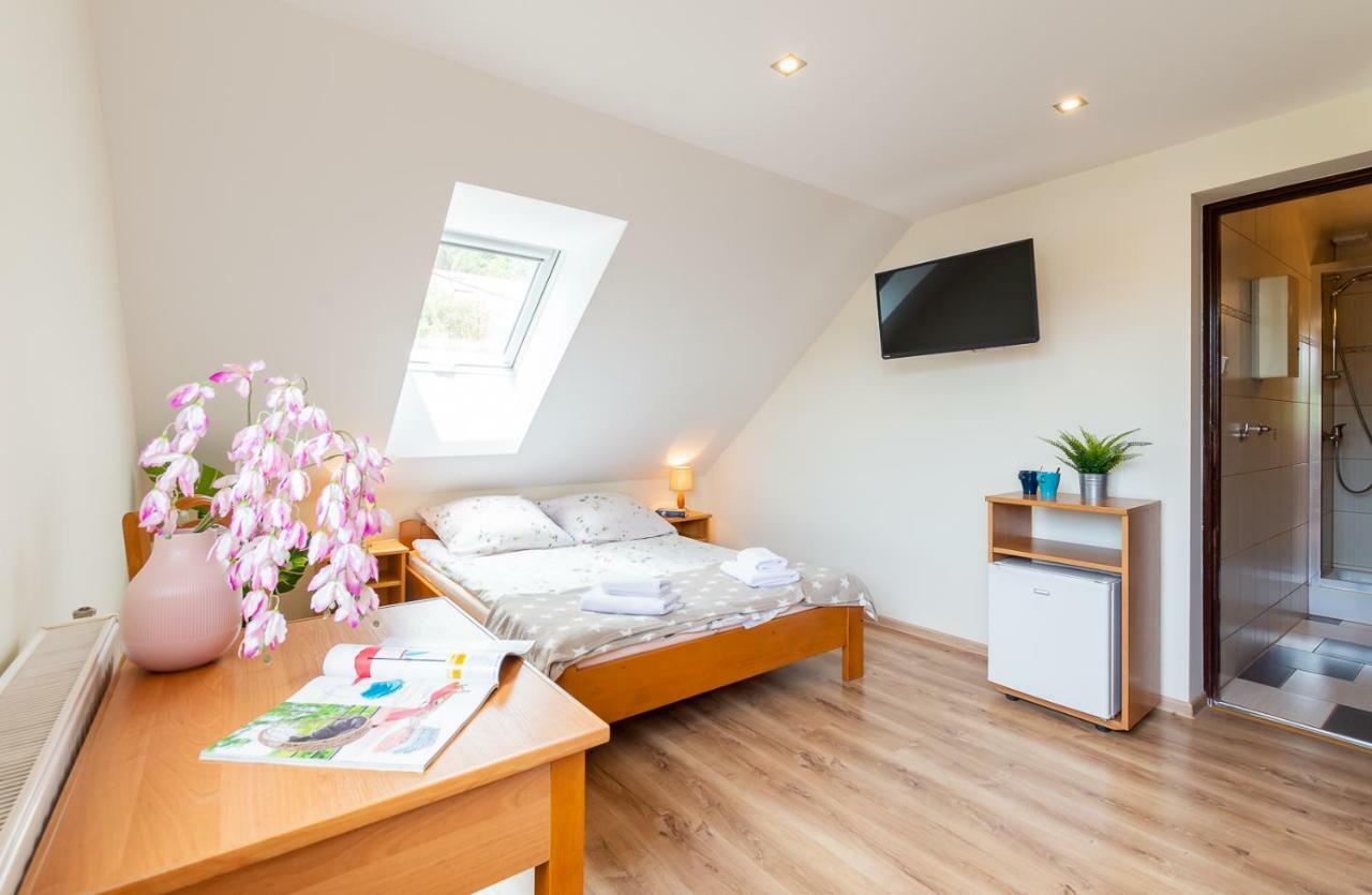Apartament I Pokoje Goscinne U Lusi วีสวา ภายนอก รูปภาพ