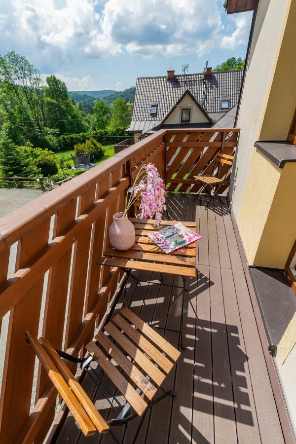 Apartament I Pokoje Goscinne U Lusi วีสวา ภายนอก รูปภาพ