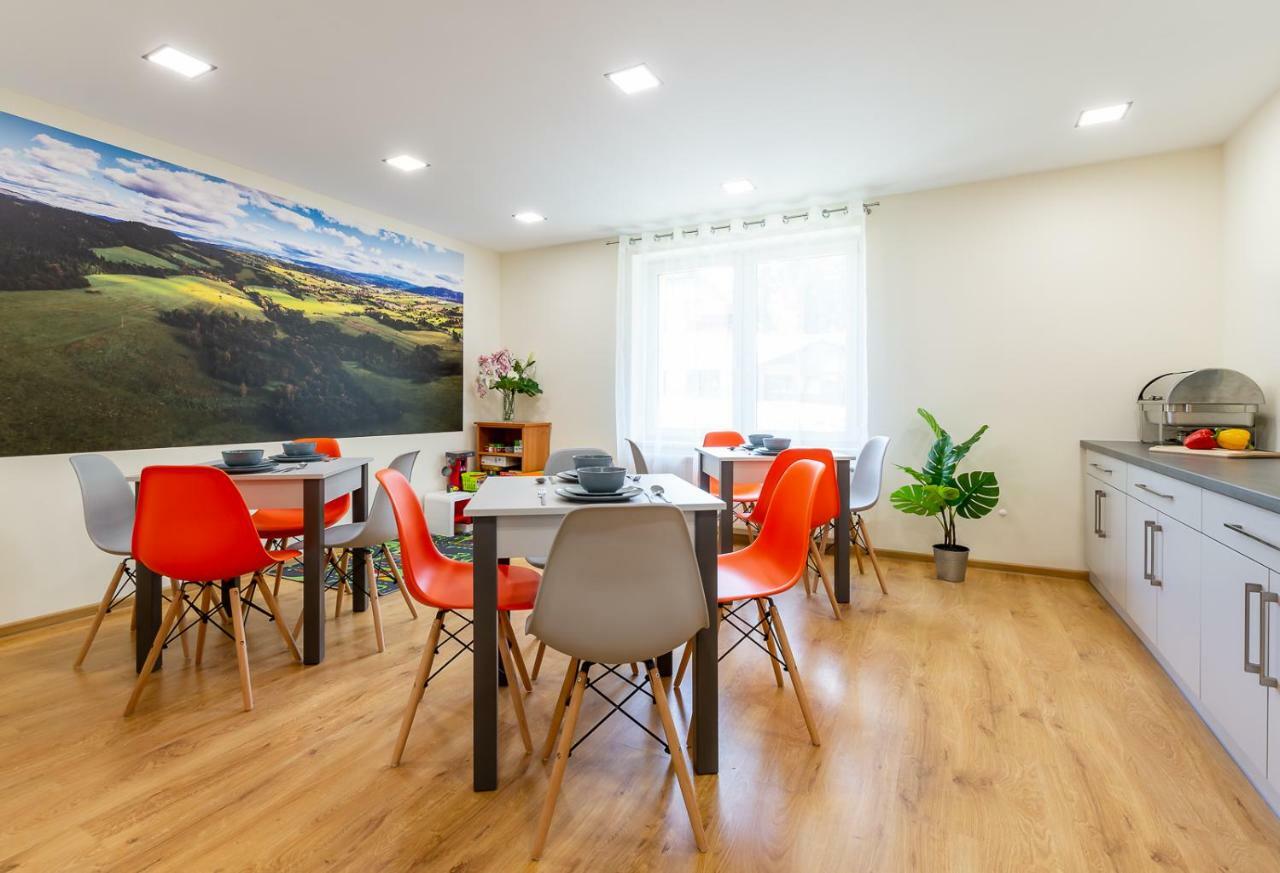 Apartament I Pokoje Goscinne U Lusi วีสวา ภายนอก รูปภาพ