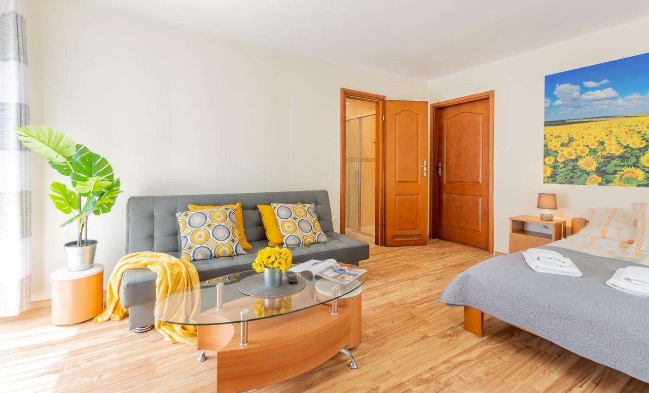 Apartament I Pokoje Goscinne U Lusi วีสวา ภายนอก รูปภาพ