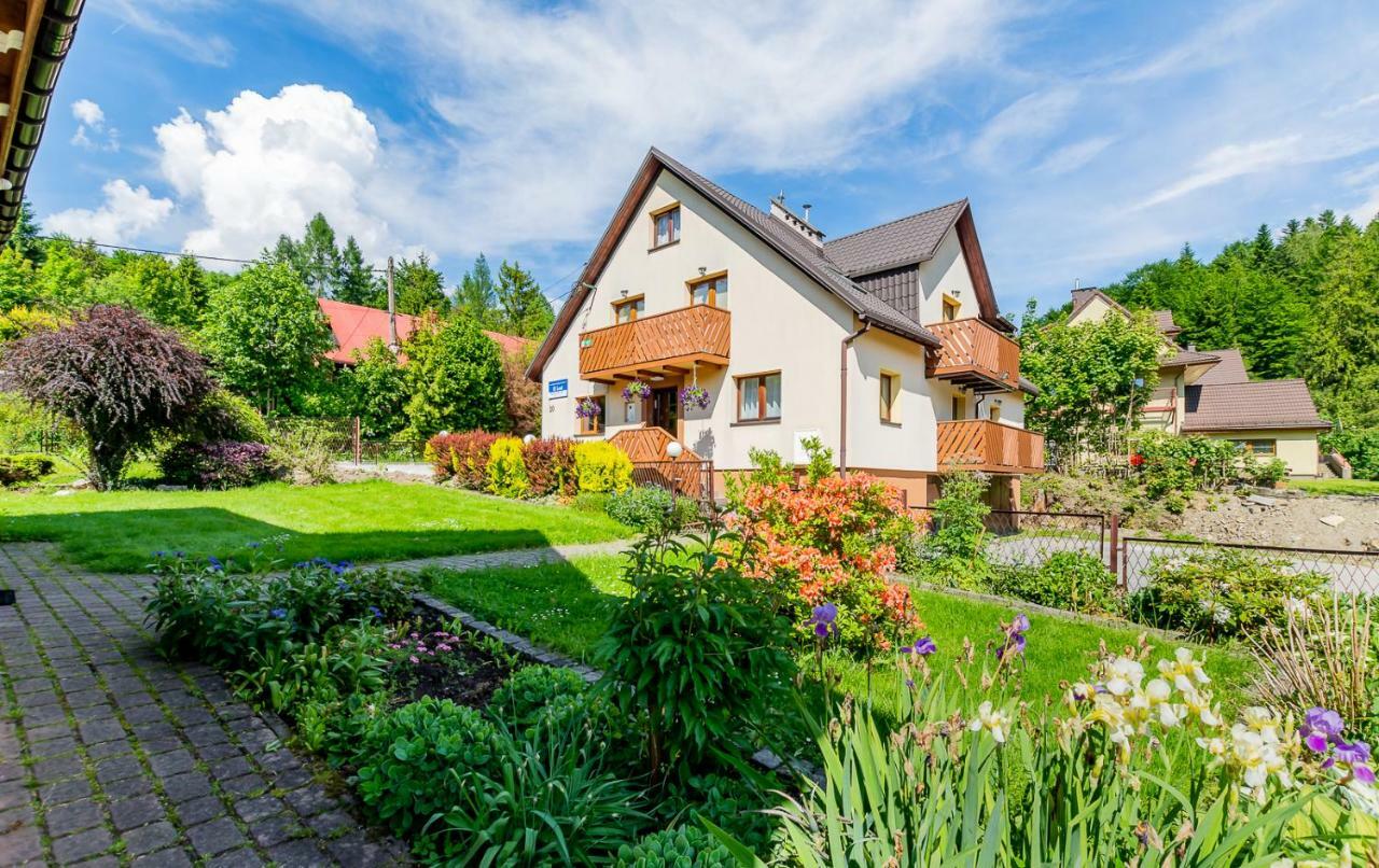 Apartament I Pokoje Goscinne U Lusi วีสวา ภายนอก รูปภาพ
